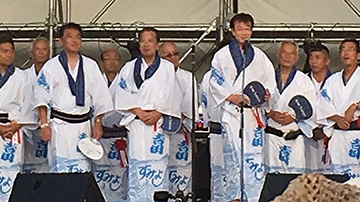 久元神戸市長と共にステージに上がる安井俊彦